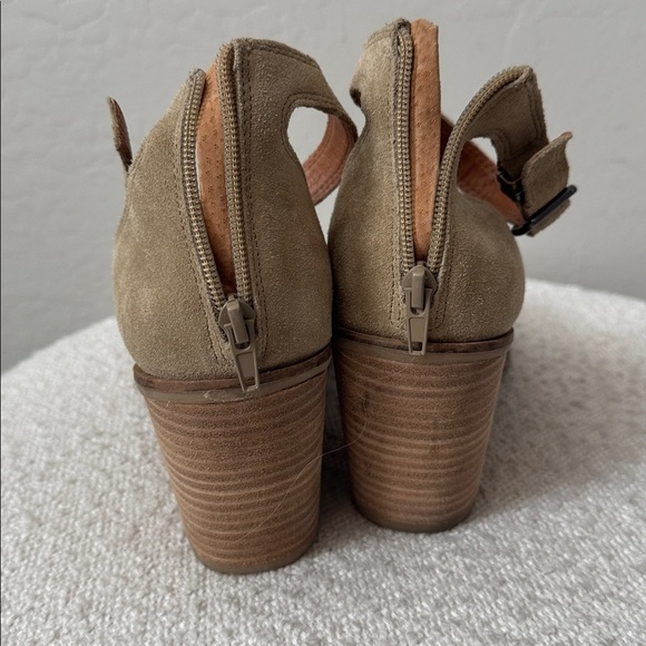 Lucky Brand Noxa Wood Block Heel Strappy Sandal Tan / Beige Leather Size 9.5 - Picture 4 of 6